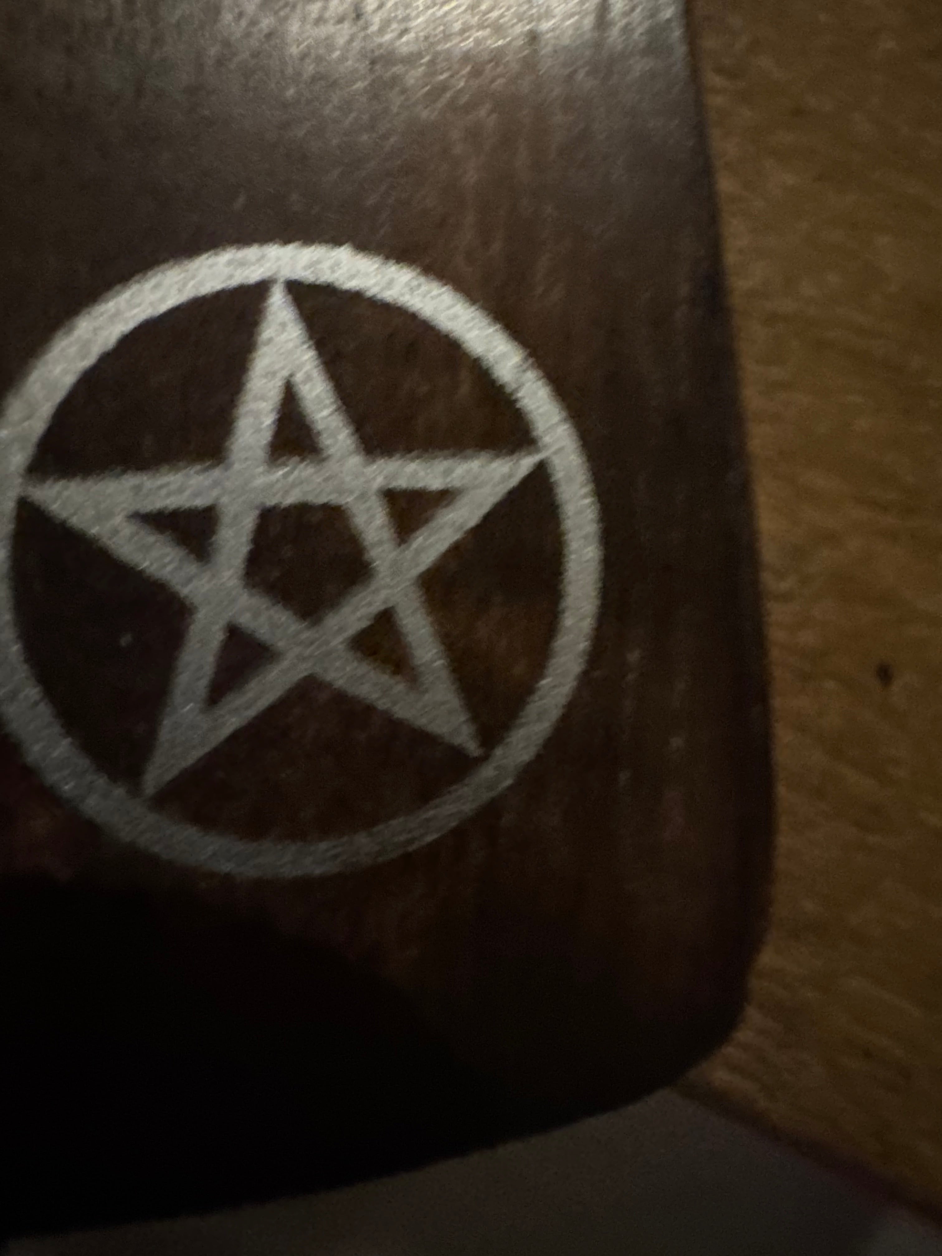 udskåret røgelsespind-holder / askefanger i mangotræ med brændt finish