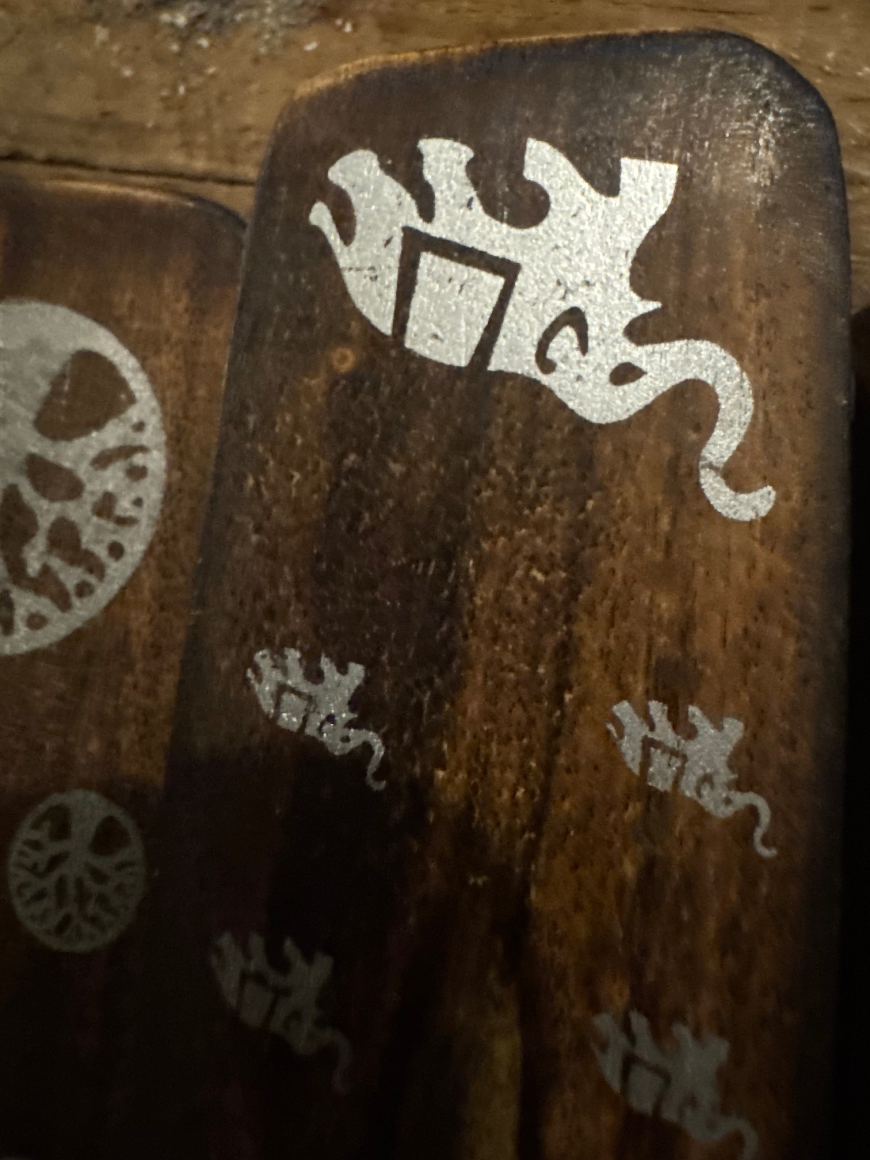 udskåret røgelsespind-holder / askefanger i mangotræ med brændt finish