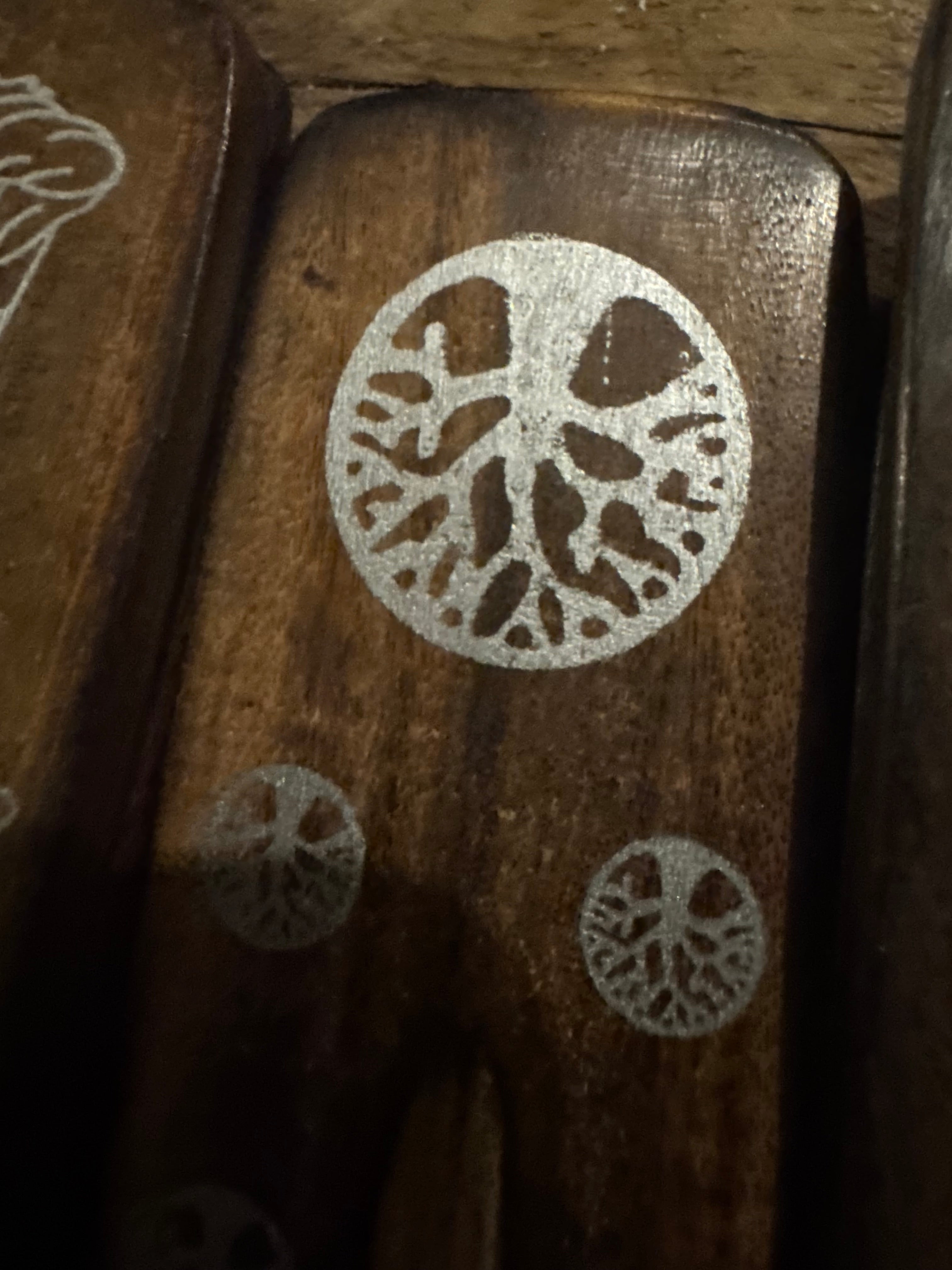 udskåret røgelsespind-holder / askefanger i mangotræ med brændt finish