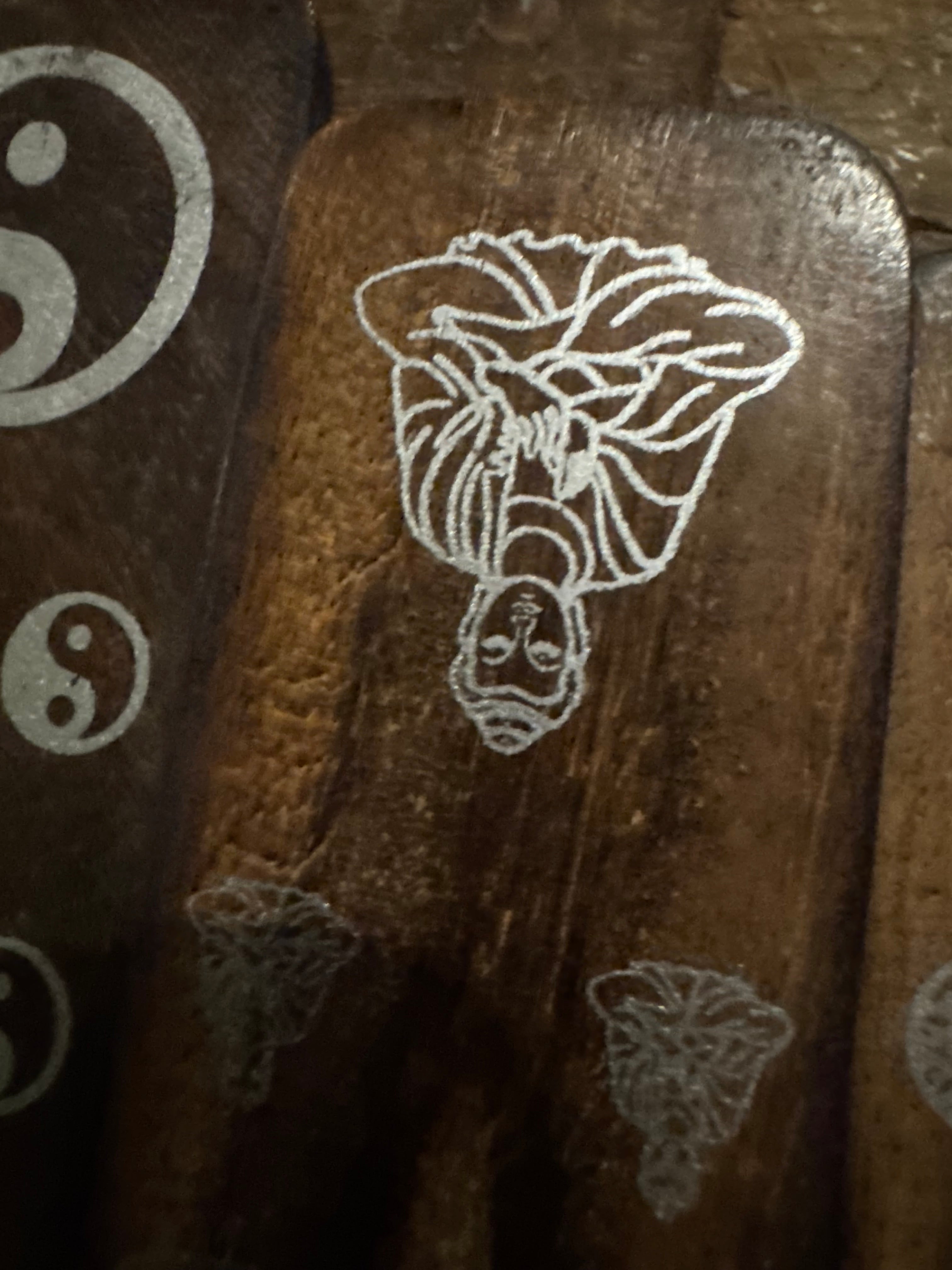 udskåret røgelsespind-holder / askefanger i mangotræ med brændt finish