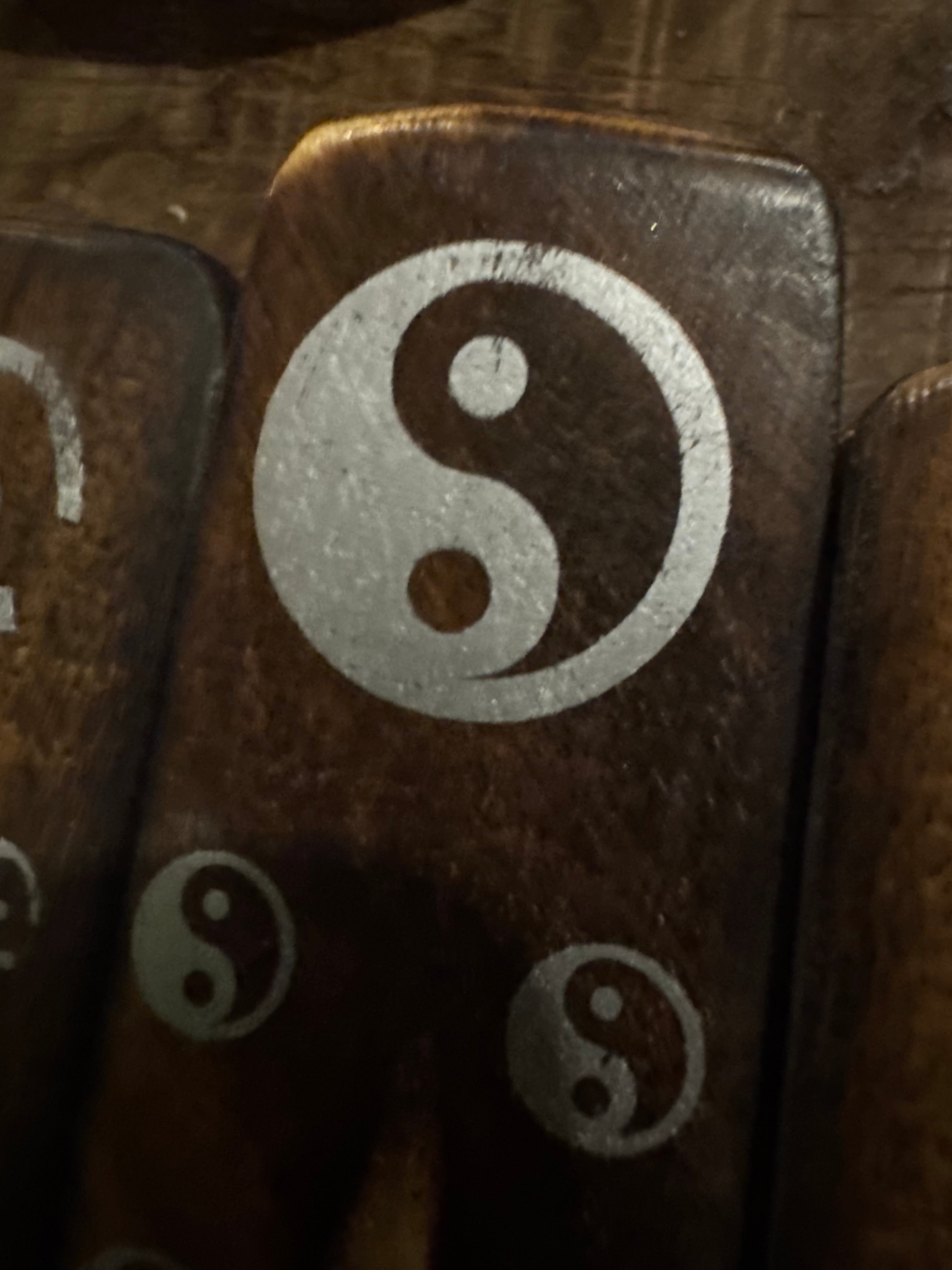 udskåret røgelsespind-holder / askefanger i mangotræ med brændt finish