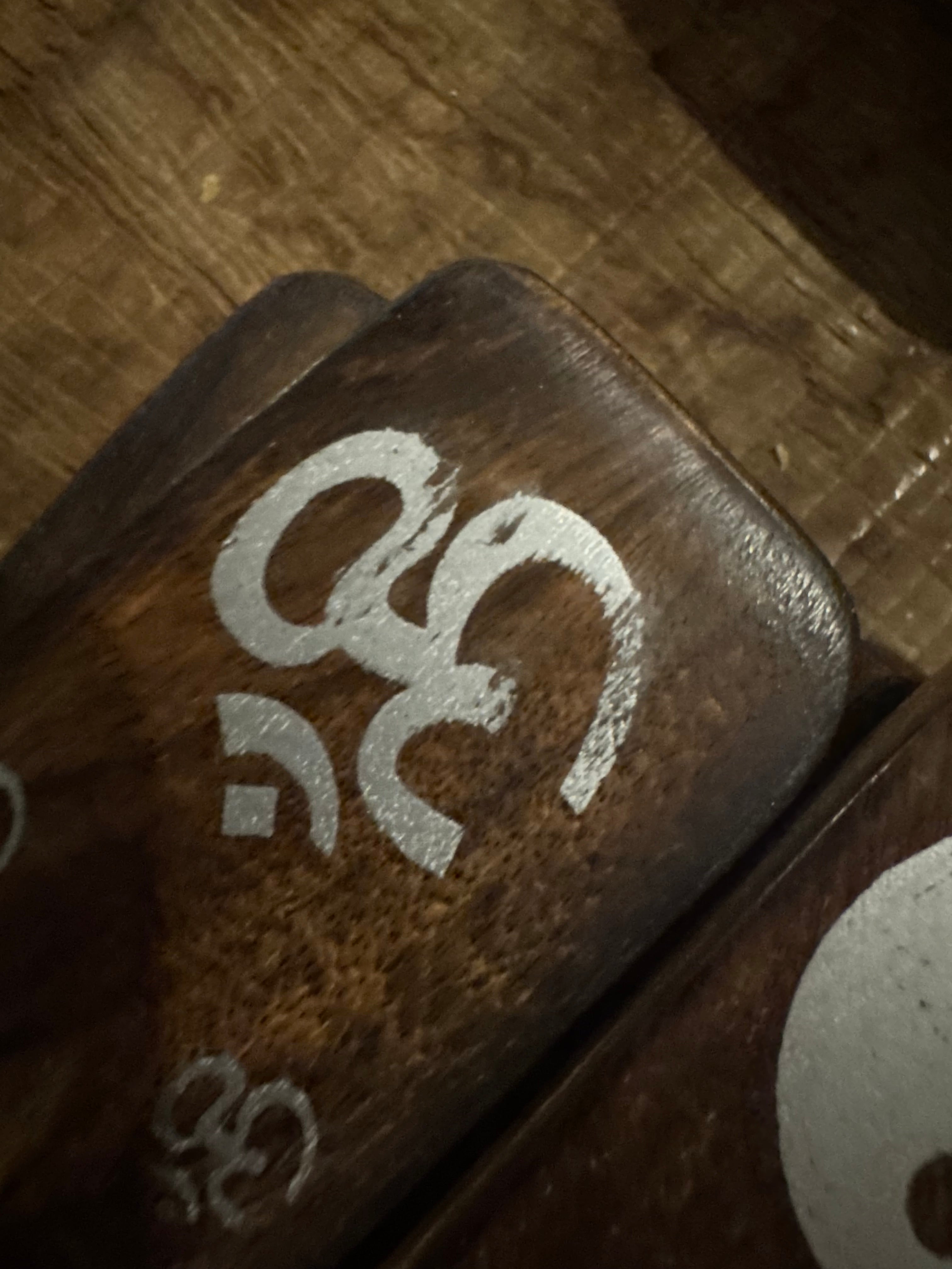 udskåret røgelsespind-holder / askefanger i mangotræ med brændt finish