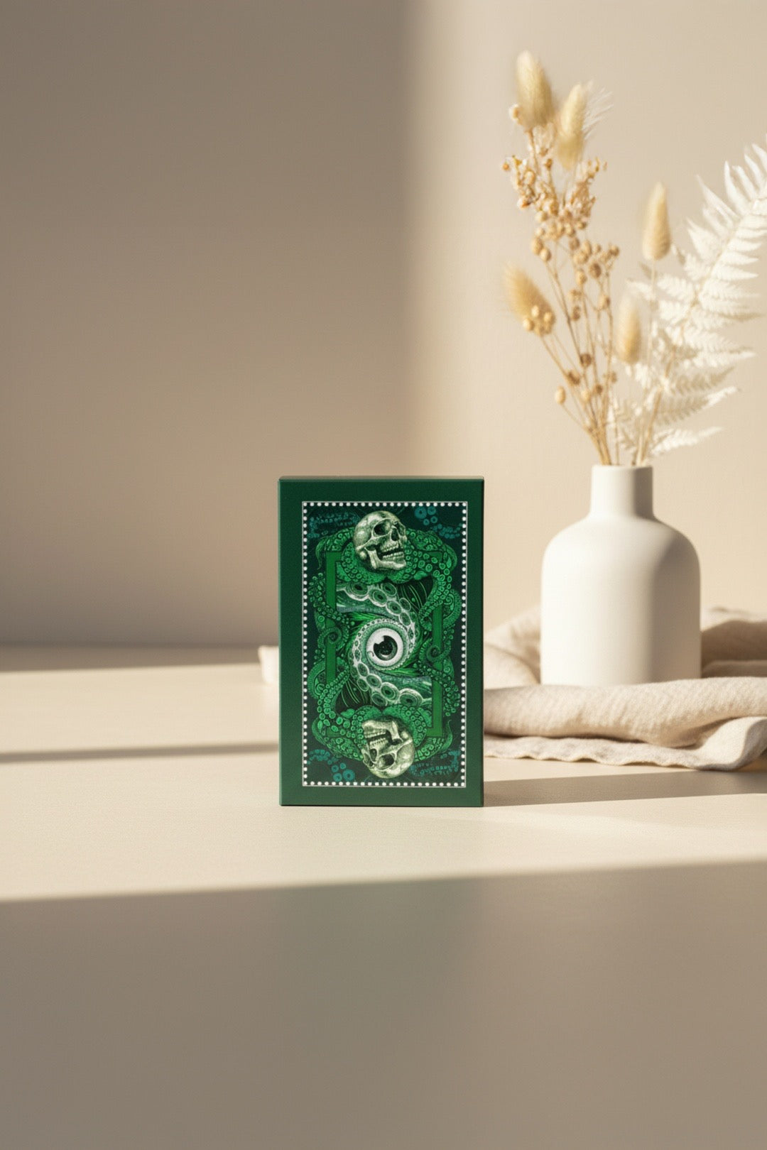Kesulu Mythology · Tarotkort i bogæske med guidebog