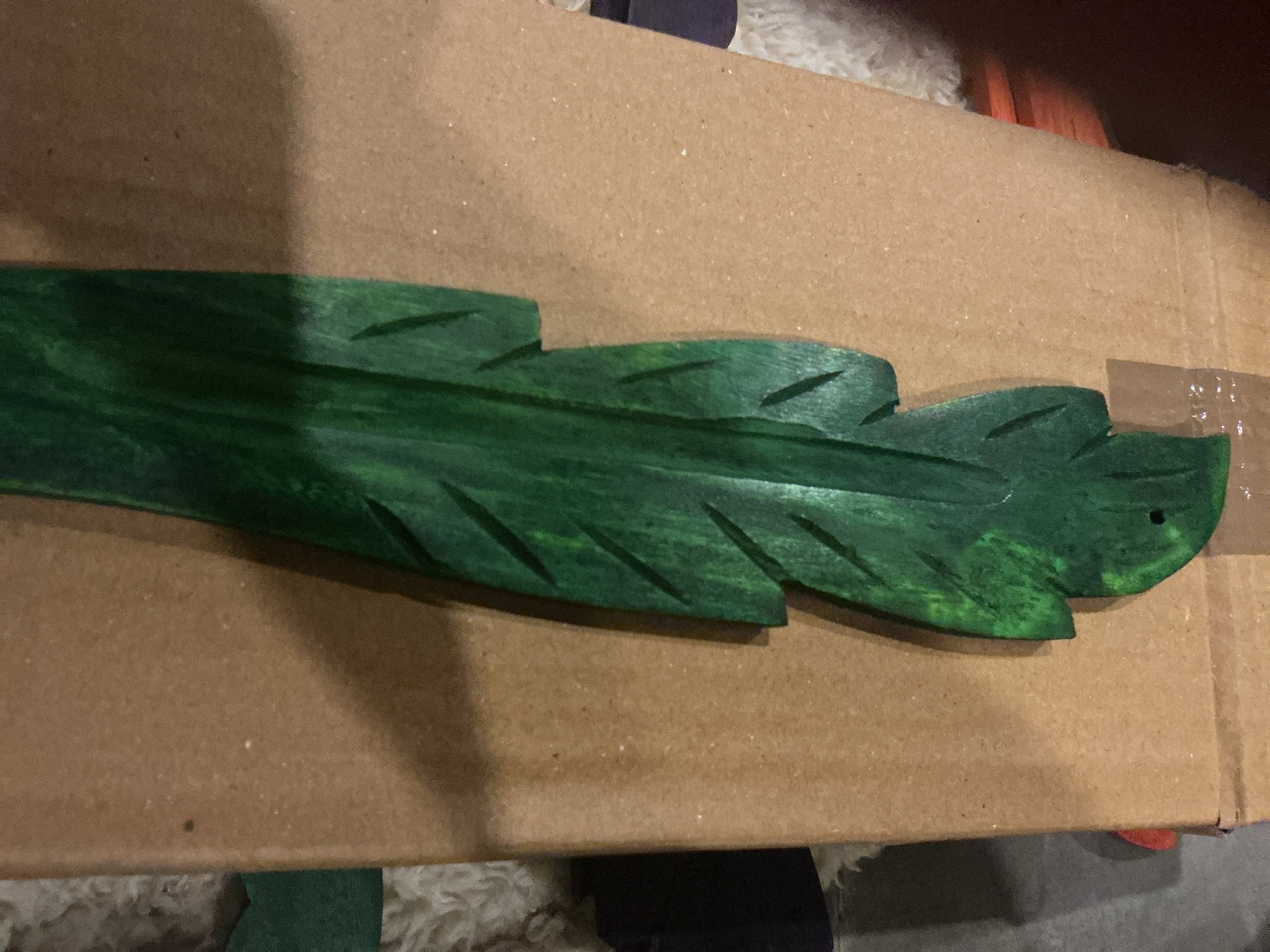 Bladformet røgelsesholder i mangotræ.